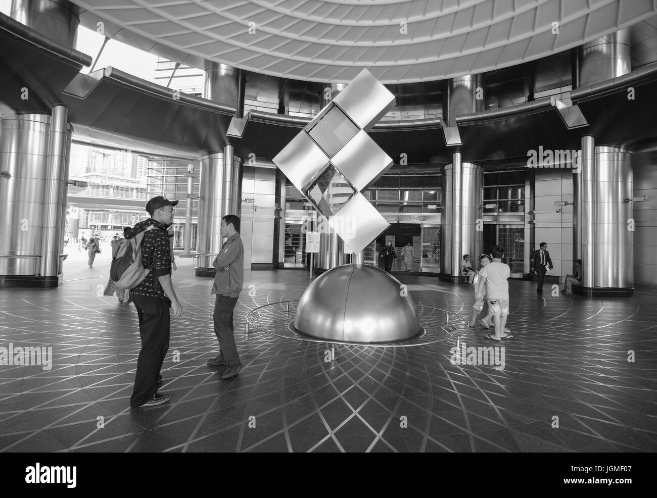 Kuala Lumpur, Malaysia - 6. Juni 2015. Menschen in der Shopping-Mall in der Nähe von Petronas Twin Towers in Kuala Lumpur, Malaysia. Stockfoto