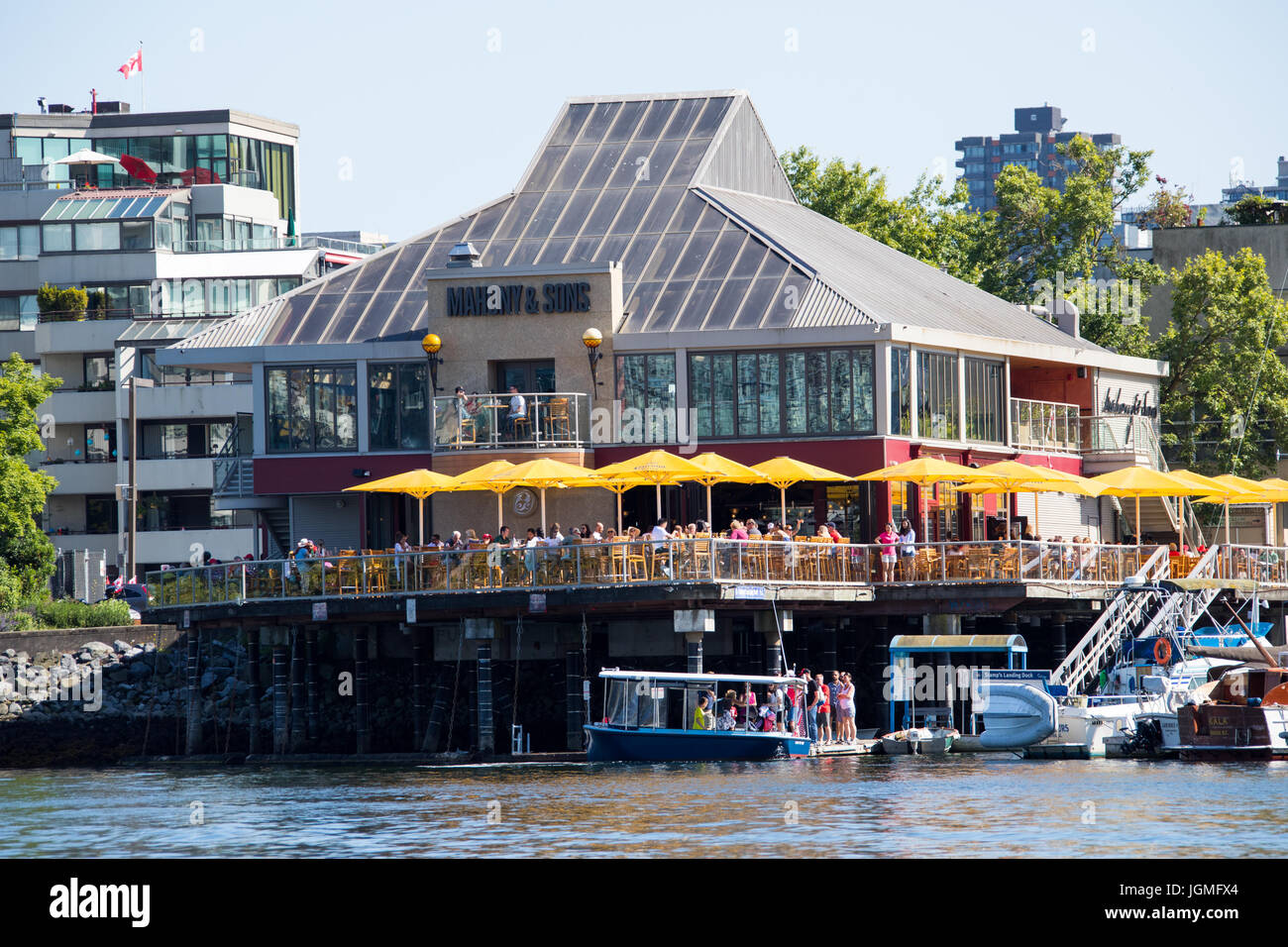 False Creek Fähren Touristenboot, False Creek, Mahony & Söhne Restaurant, Briefmarken zu landen, Vancouver, Kanada Stockfoto