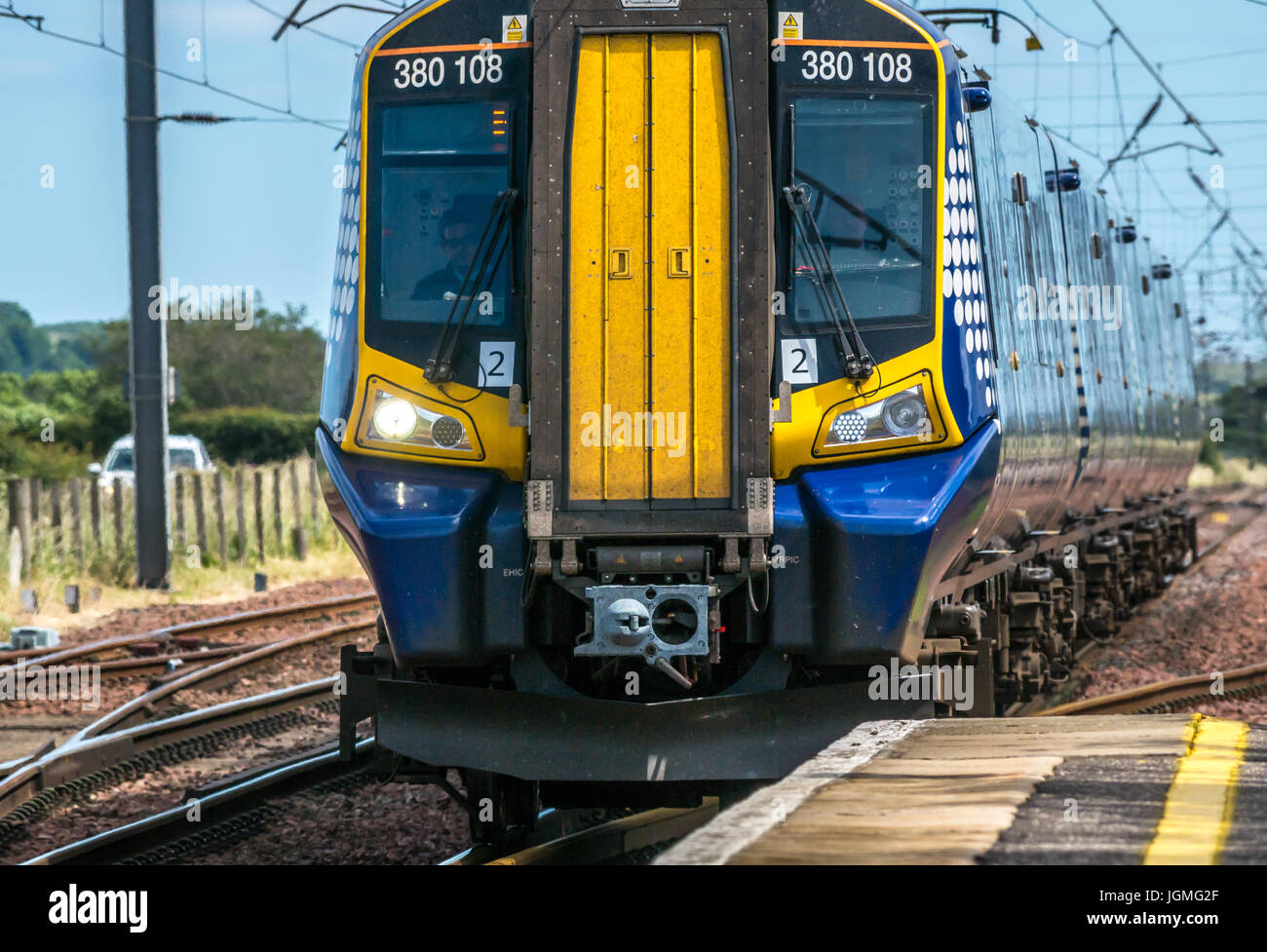 Nahaufnahme von scotrail Zug auf North Berwick Linie Annäherung an Drem Bahnhof, East Lothian, Schottland, Großbritannien Stockfoto