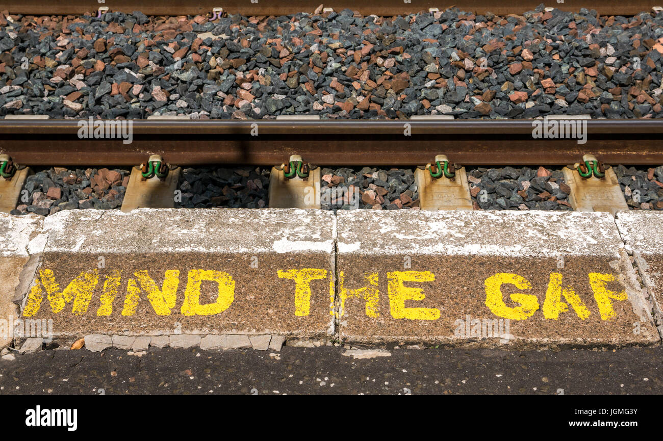Mind the Gap Warnung in gelben Buchstaben auf ländlichen Bahnsteig gemalt, Drem, East Lothian, Schottland, Großbritannien Stockfoto