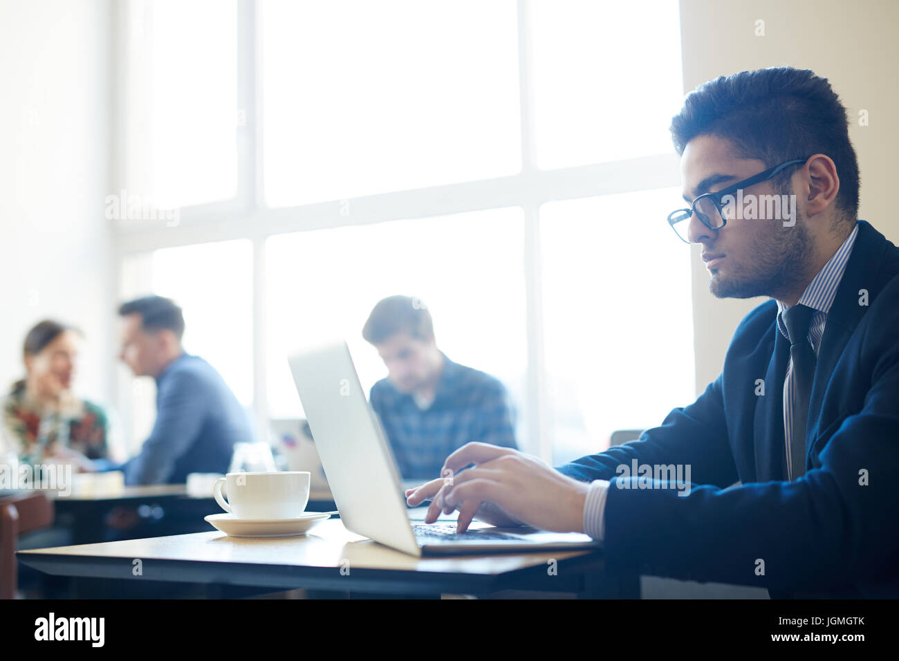 Konzentration auf Online-Arbeit Geschäftsmann Stockfoto