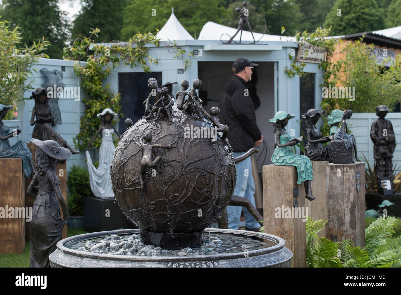 Nahaufnahme der ursprünglichen Bronze Wasser Feature und Garten Statuen auf einen Messestand - RHS Chatsworth Flower Show, Chatsworth House, Derbyshire, England, UK. Stockfoto