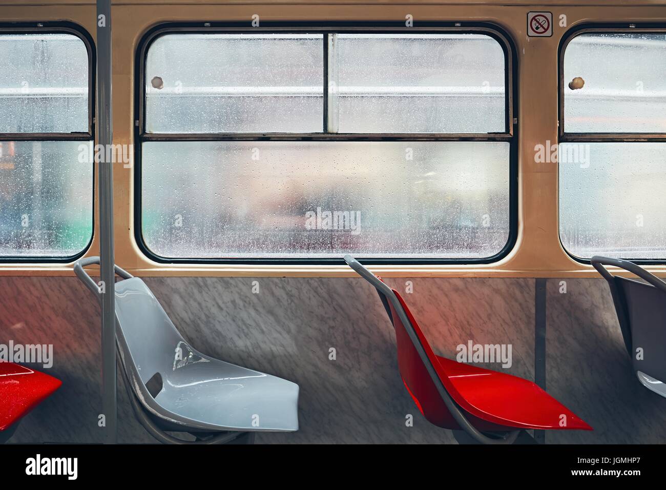 Trüben Tag in der Stadt. Leere Straßenbahn bei starkem Regen. Prag, Tschechische Republik. Stockfoto