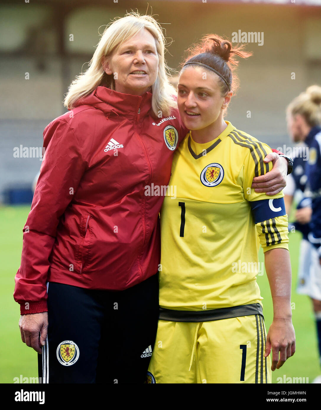 Die schottische Trainerin Anna Signeul stellt sich Torhüterin Gemma Fay zu, die ihre 200. Kappe während des Spiels der International Challenge in stark's Park, Kirkcaldy, gewann. DRÜCKEN SIE VERBANDSFOTO. Bilddatum: Freitag, 7. Juli 2017. Siehe PA Geschichte Fußball Schottland Frauen. Bildnachweis sollte lauten: Ian Rutherford/PA Wire. EINSCHRÄNKUNGEN: Die Nutzung unterliegt Einschränkungen. Nur für redaktionelle Zwecke. Kommerzielle Nutzung nur mit vorheriger schriftlicher Zustimmung der Scottish FA. Stockfoto