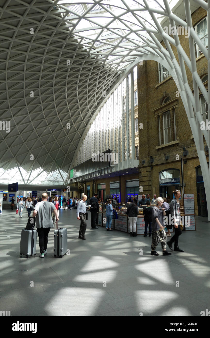 Abflug-Halle am Bahnhof Kings Cross, London, UK Stockfoto