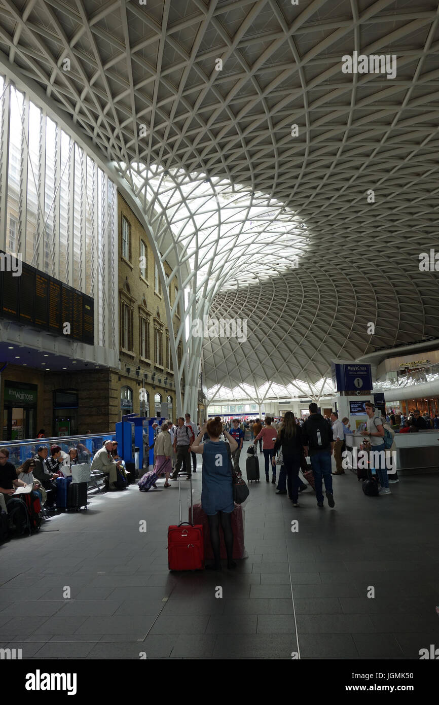 Abflug-Halle am Bahnhof Kings Cross, London, UK Stockfoto