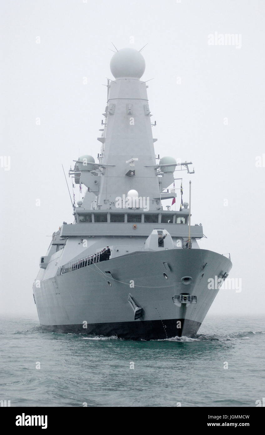 AJAXNETPHOTO. 28. JANUAR 2009. PORTSMOUTH, ENGLAND. -SCHLEICHENDE ANKUNFT - HMS DARING, ZUNÄCHST VON DER ROYAL NAVY SECHS NEUE ART 45 ZERSTÖRER, KOMMT BEI PORTSMOUTH NAVAL BASE. FOTO: JONATHAN EASTLAND/AJAX REF: D92801 2211 Stockfoto