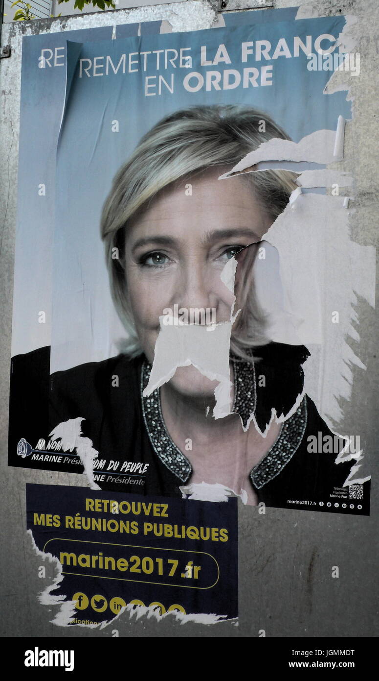 AJAXNETPHOTO. 2017. CANNES, FRANKREICH. -VORDERE NATIONALE FÜHRER - FN POLITISCHE WAHL KANDIDATEN MARINE LE PEN VORGESTELLTEN AUF PLAKATEN IN EINEM ÖFFENTLICHEN PARK. FOTO: CAROLINE BEAUMONT/AJAX REF: P1080320 1 Stockfoto