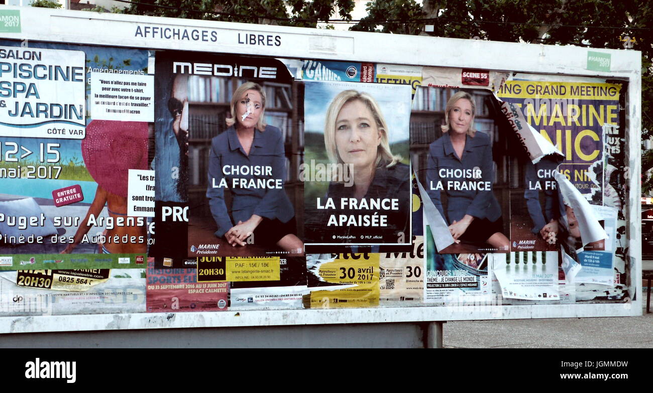 AJAXNETPHOTO. 2017. CANNES, FRANKREICH. -VORDERE NATIONALE FÜHRER - FN POLITISCHE WAHL KANDIDATEN MARINE LE PEN VORGESTELLTEN AUF PLAKATEN IN EINEM ÖFFENTLICHEN PARK. FOTO: CAROLINE BEAUMONT/AJAX REF: P1080356 1 Stockfoto