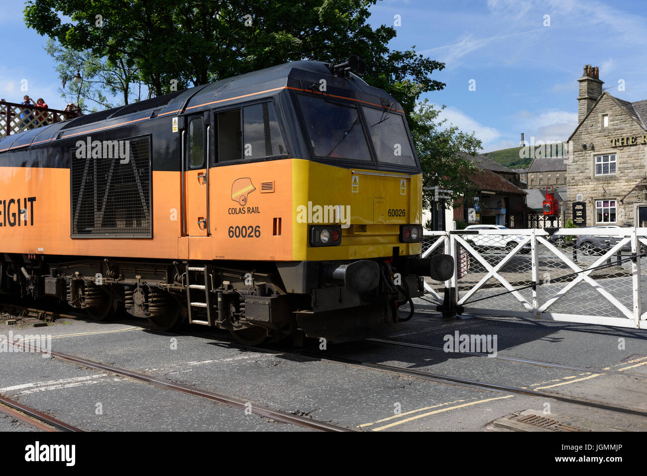 Colas Rail-Baureihe 60 Diesel elektrische Lokomotive vorbei Tore auf Bahnübergang auf der östlichen lancashire-Bahn in ramsbottom lancashire vereinigtes Königreich Stockfoto