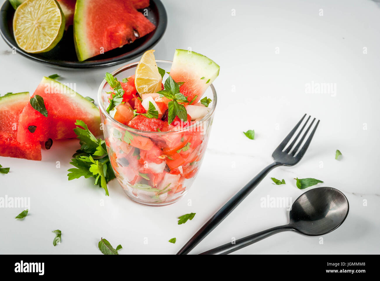 Mexikanisches Essen Sommer Beeren Und Fruchte Gemuse Salsa Salat Mit Wassermelone Tomaten Zwiebeln Grunen Kalk In Portionierten Glas Auf Registerkarte Weisser Marmor Stockfotografie Alamy