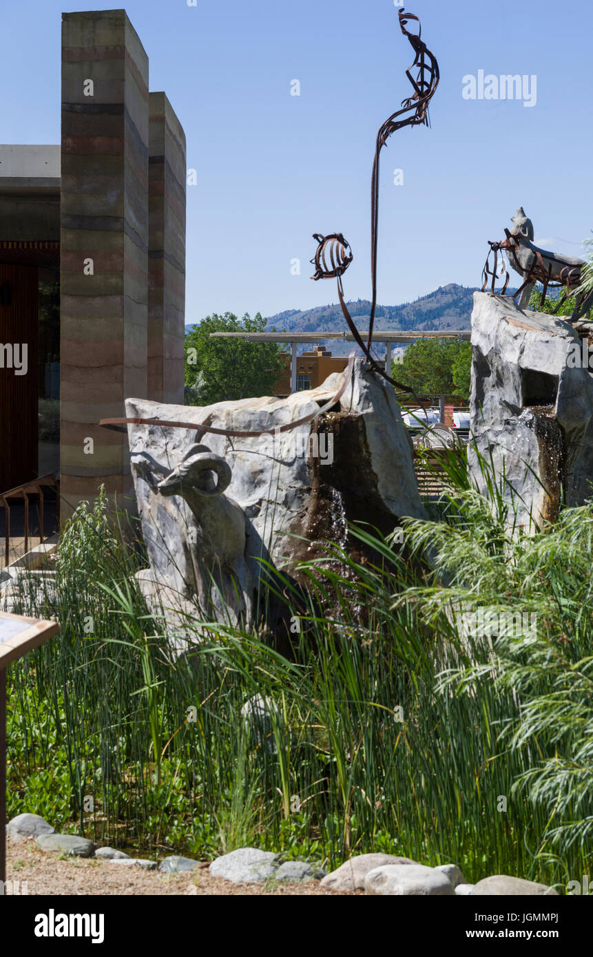 Stein reconstruierte eines Dickhornschafe und heulender Wolf und Metall-Skulptur eines fliegenden Raben nahe dem Eingang zum Kulturzentrum. Stockfoto