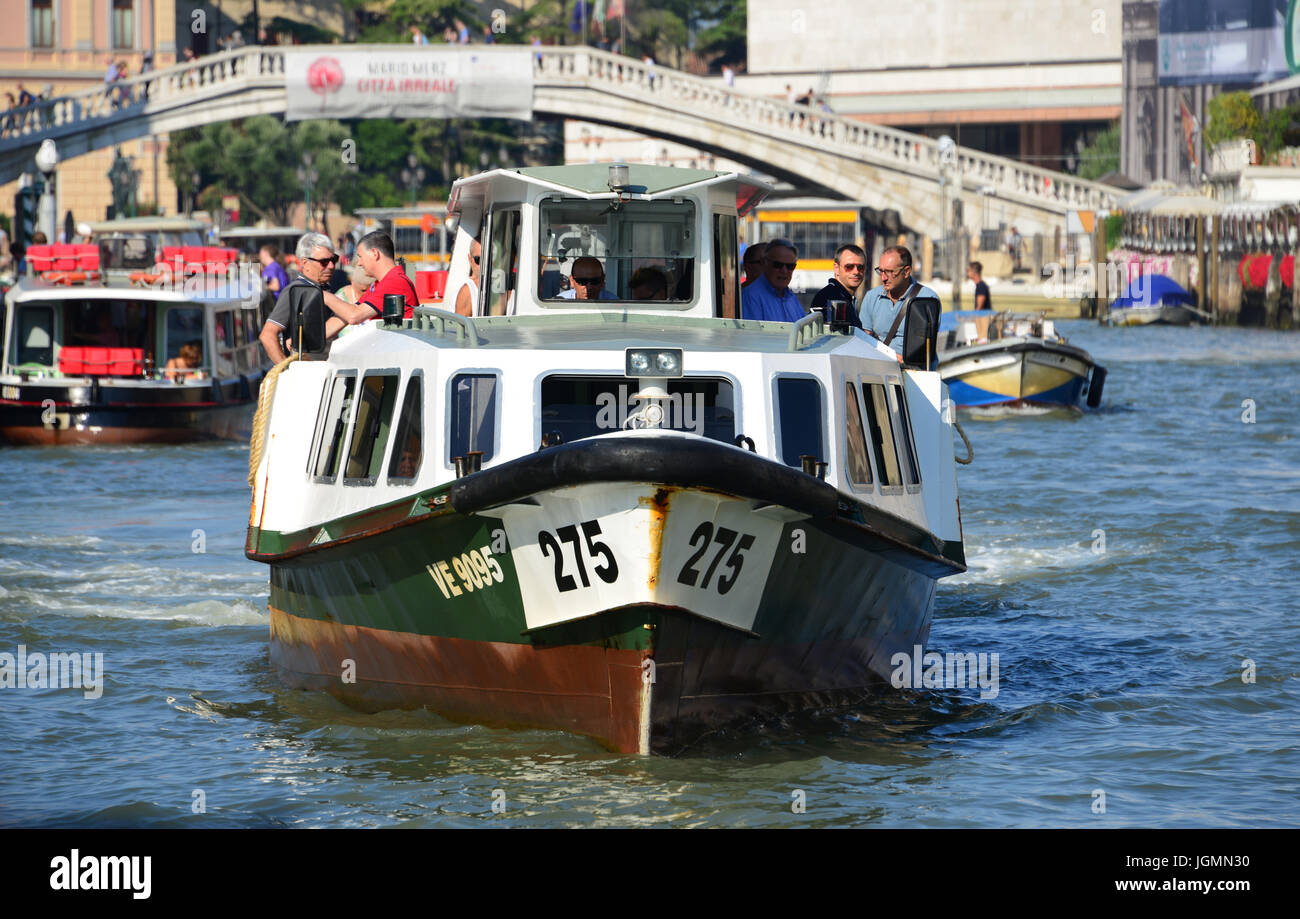 "Vaporetti", Venedig charakteristischen Fähren, die öffentlichen Verkehrsmittel der Stadt auf dem Wasser Stockfoto