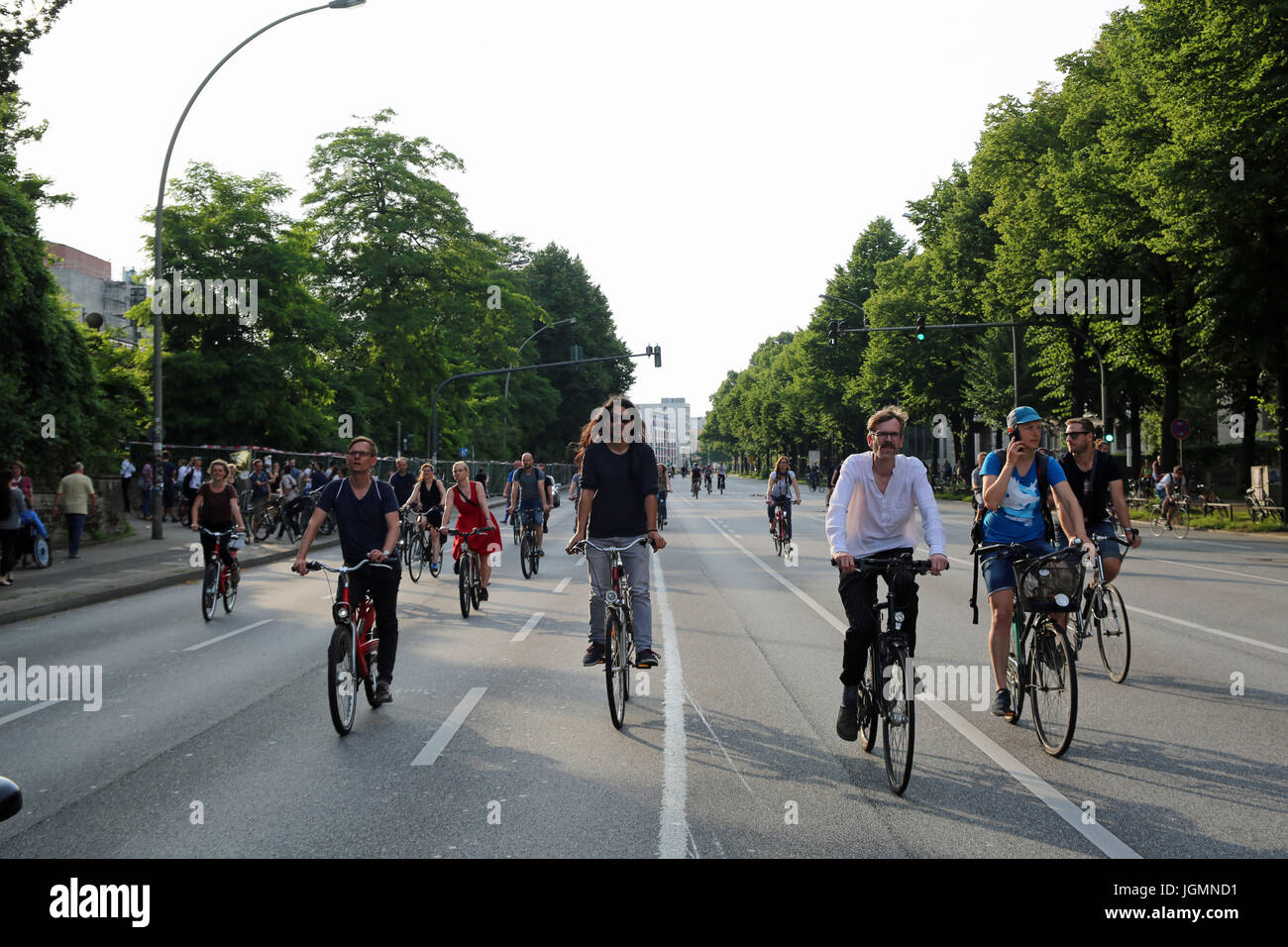 Hamburg, Deutschland. 7. Juli 2017. Tausende schlossen die Fahrrad-Demo in Hamburg nach dem G20-Gipfel zu protestieren. Bildnachweis: Alexander Pohl/Pacific Press/Alamy Live-Nachrichten Stockfoto