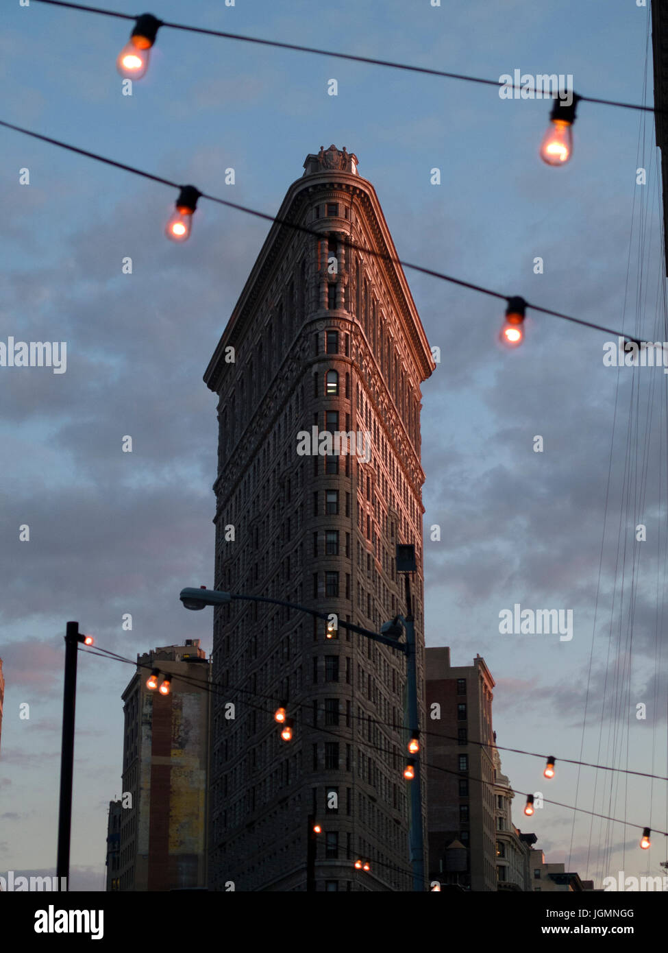 Flatiron Gebäude Lebensmittelmesse leuchtet Himmel Wolken New York City, Manhattan Stockfoto