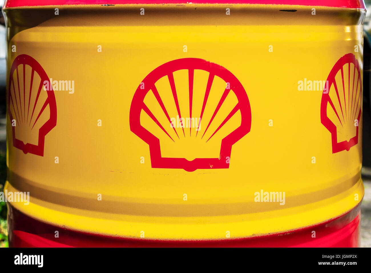 Shell-Emblem auf dem Barrel Erdöl. Stockfoto