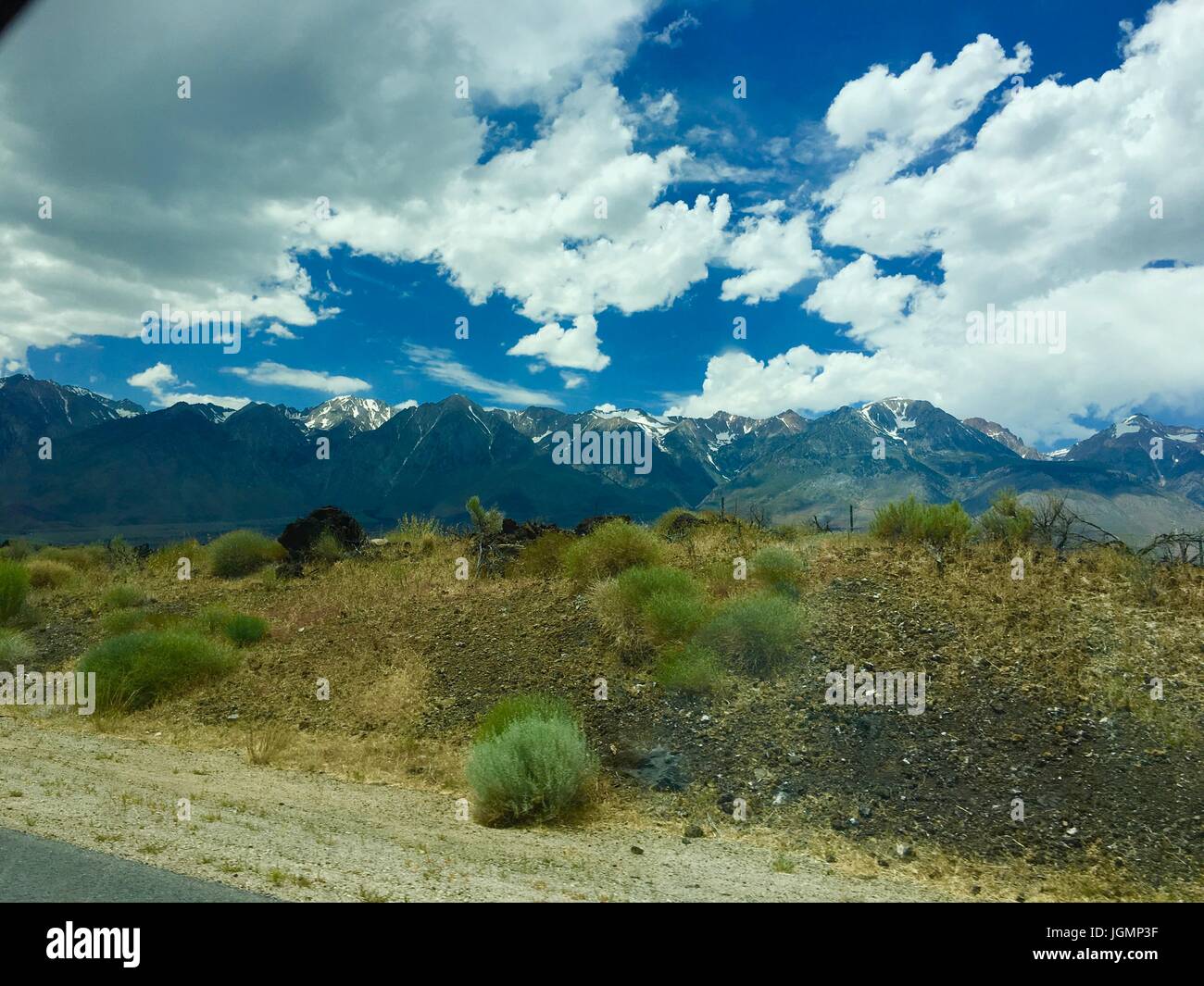 Highway 395 in der Nähe von Death Valley, Kalifornien Stockfoto