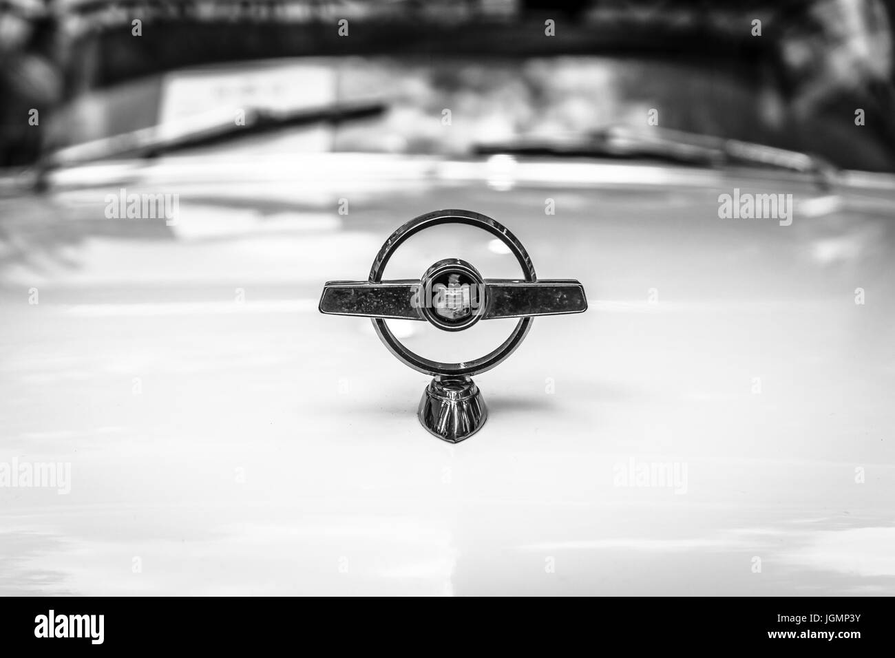 Ford emblem Schwarzweiß-Stockfotos und -bilder - Alamy