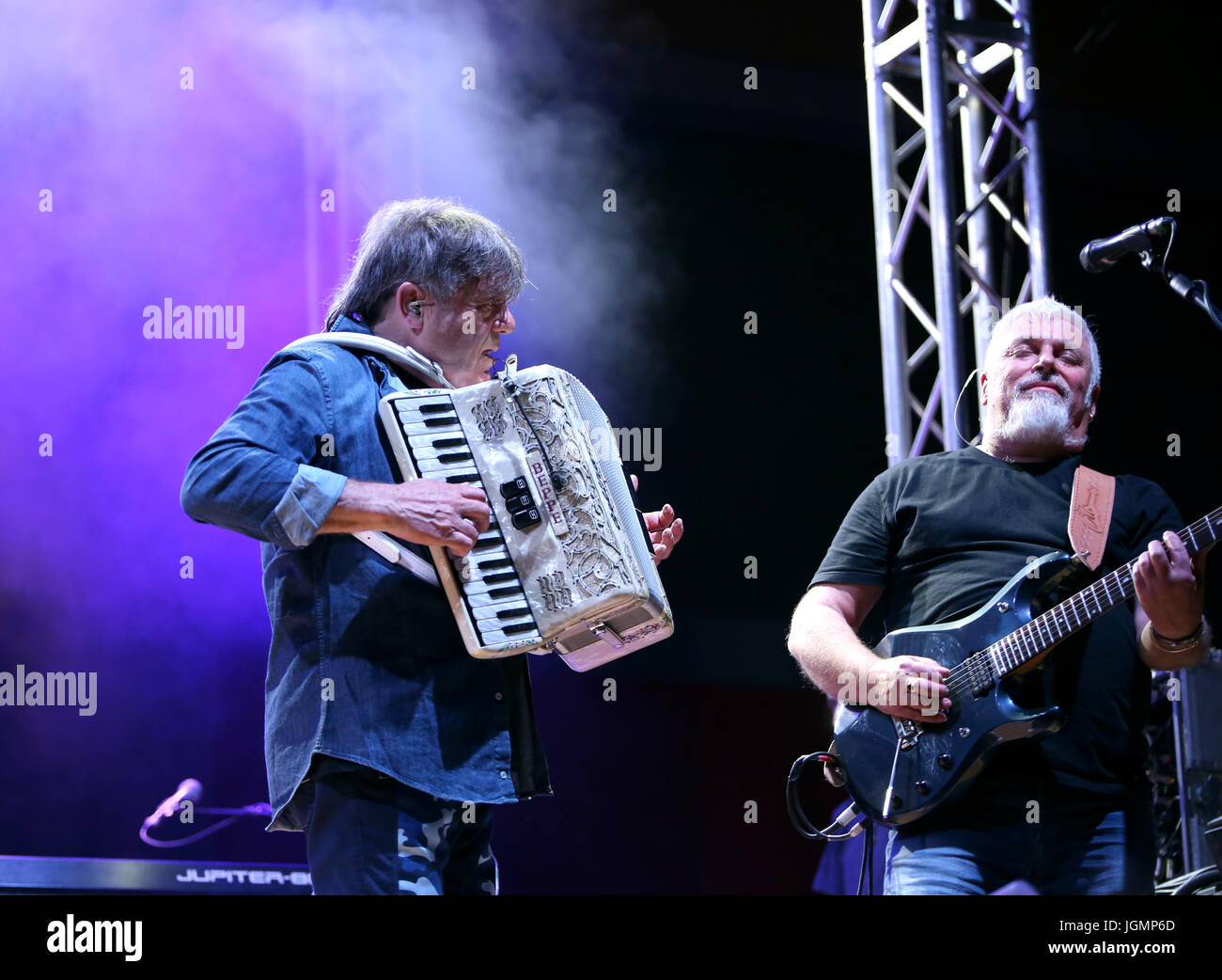 Bassano del Grappa, VI, Italien - 29. April 2017: Carletti Beppe spielt Akkordeon und Falzone Cico Gitarrist der Nomadi eine italienische Rockband auf t Stockfoto