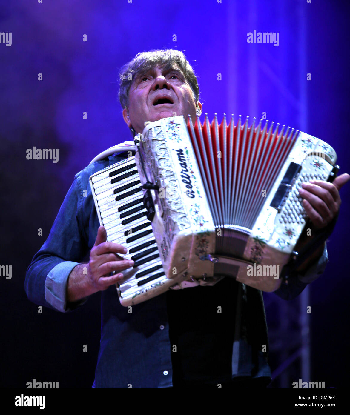 Bassano del Grappa, VI, Italien - 29. April 2017: Carletti Beppe von Nomadi eine italienische Musikgruppe spielt das Akkordeon während eines live-Konzerts Stockfoto