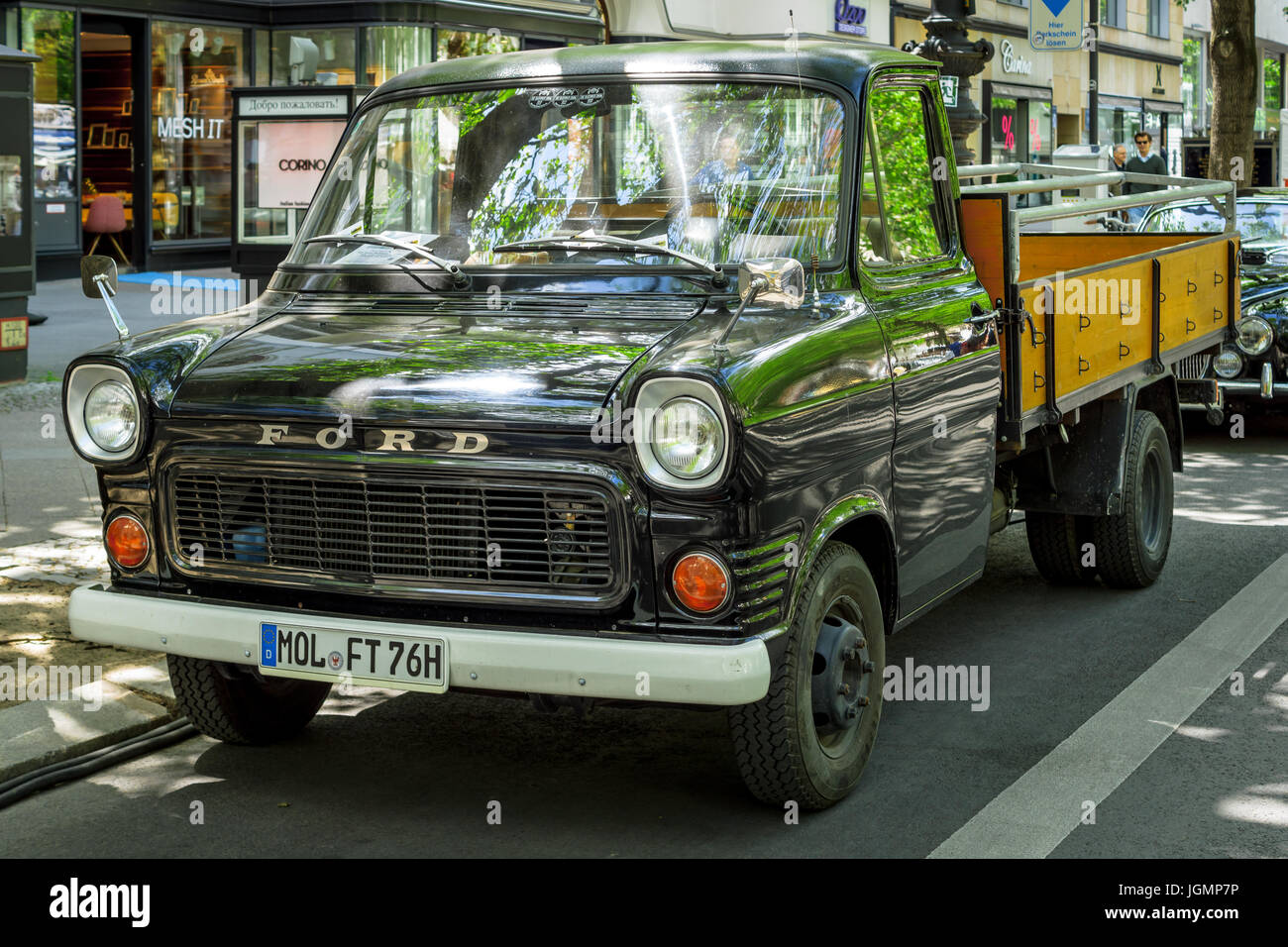 BERLIN - 17. Juni 2017: Leichte Nutzfahrzeug Ford Transit 150, 1976. Classic Days Berlin 2017. Stockfoto