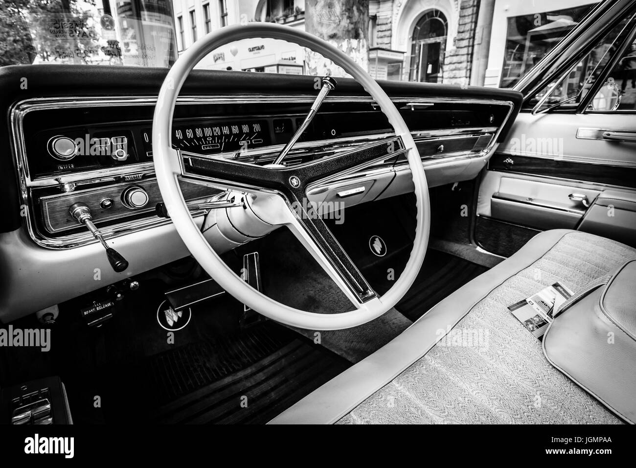 BERLIN - 17. Juni 2017: Kabine eines Full-Size-Luxus-Autos Buick Electra 225 begrenzt, 1967. Schwarz und weiß. Classic Days Berlin 2017. Stockfoto