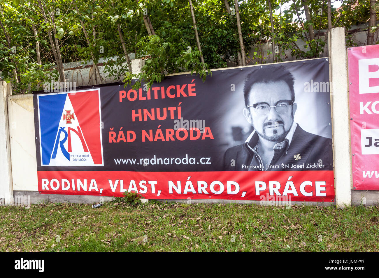 Wahl-Plakat der politischen Bewegung "Rad Naroda" mit dem Porträt von Leader, Josef Zickler, Slogan - Familie, Heimat, Nation, Arbeit, Teplice Stockfoto
