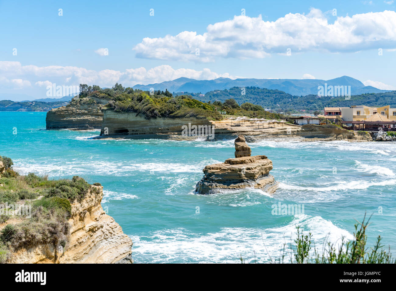 Korfu, Griechenland - 22. April 2017. Ein windiger Strand in Sidari, im Norden der Insel Korfu. Stockfoto