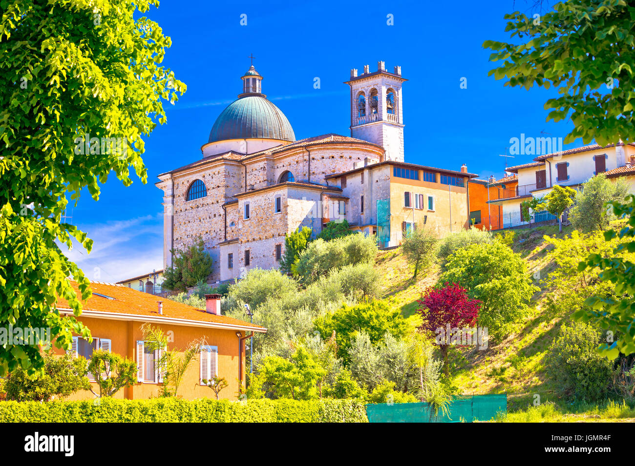 Kirche Santa Maria della Neve auf idyllischen grünen Hügel, Raffa Dorf, Lago di Garda, Italien Stockfoto
