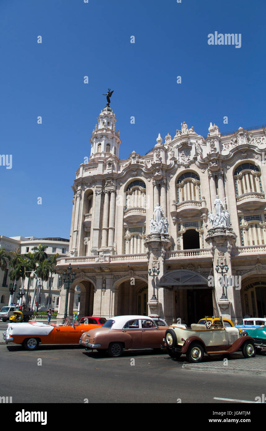 Oldtimer vor Grand Theater, Centro Habana, Havana, Kuba Stockfoto