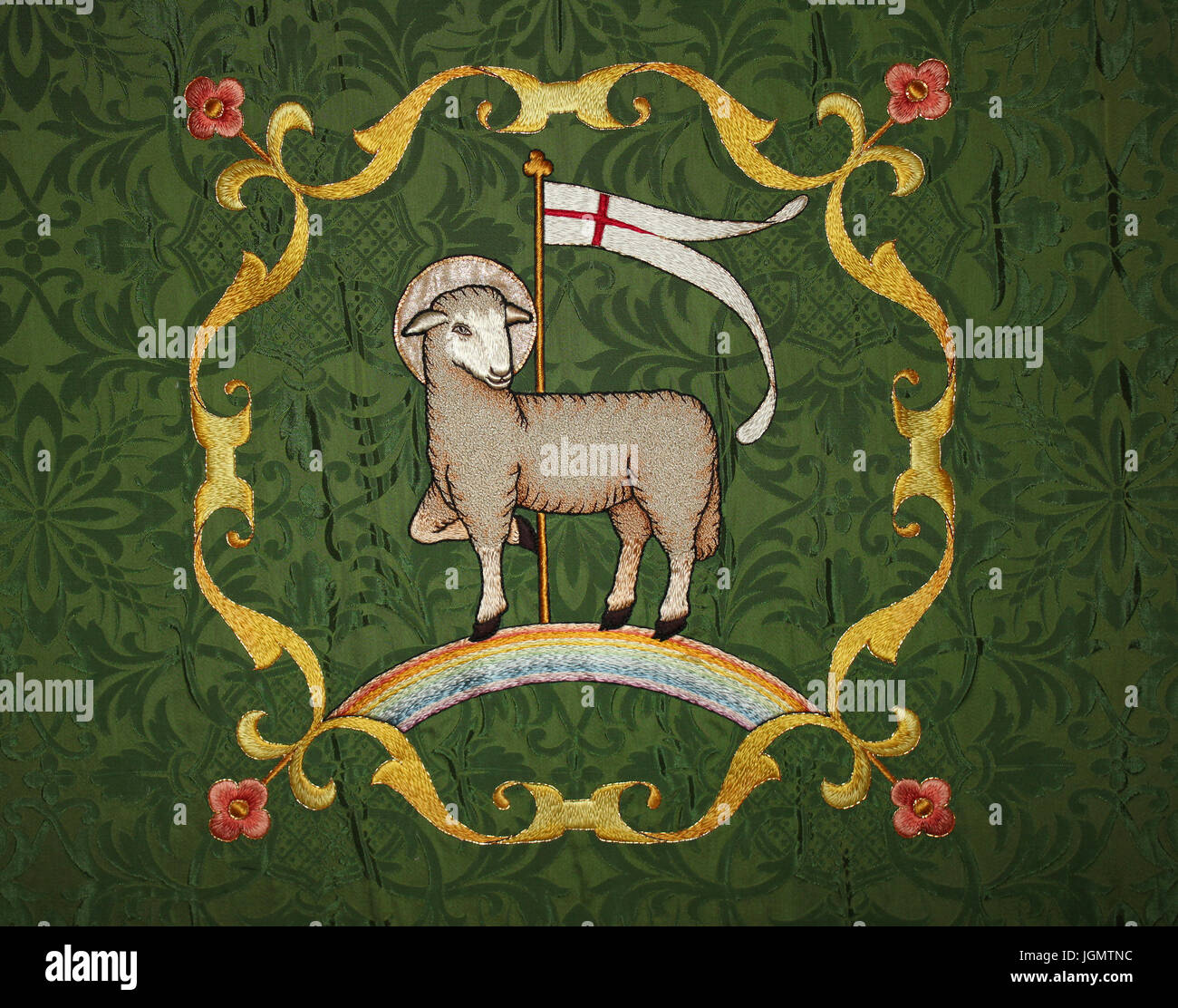 Altar-Tuch-Design mit Lamb Of God Romanum Pfarrkirche, Wales Stockfoto