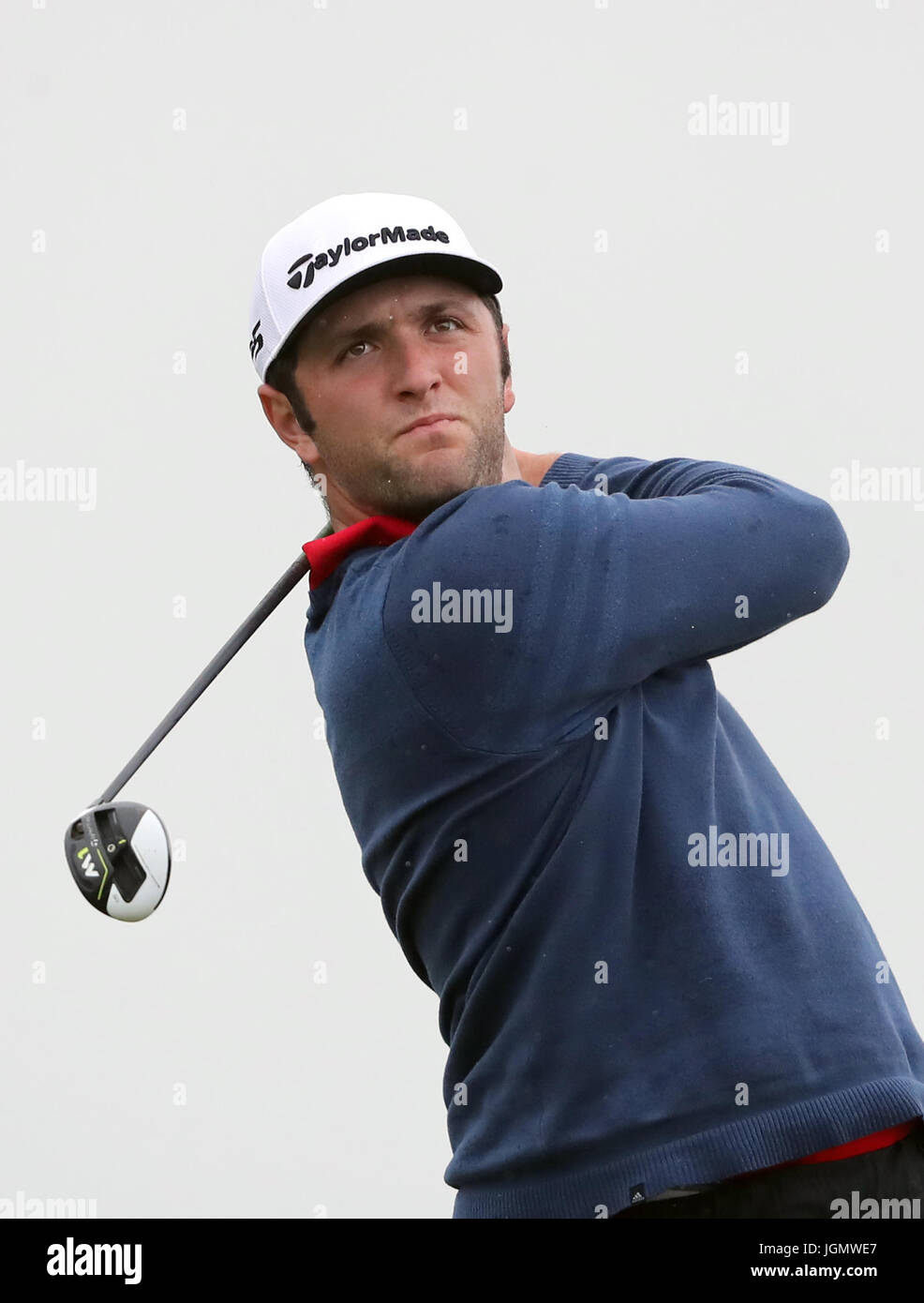 Spaniens Jon Rahm abschlägt am achten Tag vier der Dubai Duty Free Irish Open im Golfclub Portstewart. Stockfoto