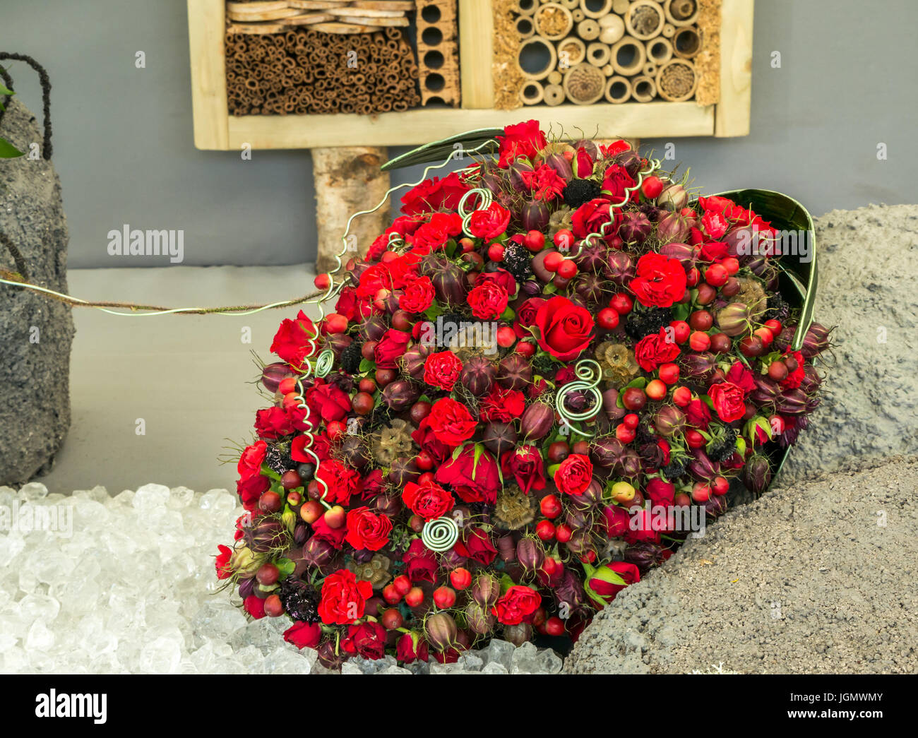 Blumenarrangement von Hadlow College Bugs und Perlen leben alle in einem Insektenhaus, RHS Flower Show, UK Stockfoto