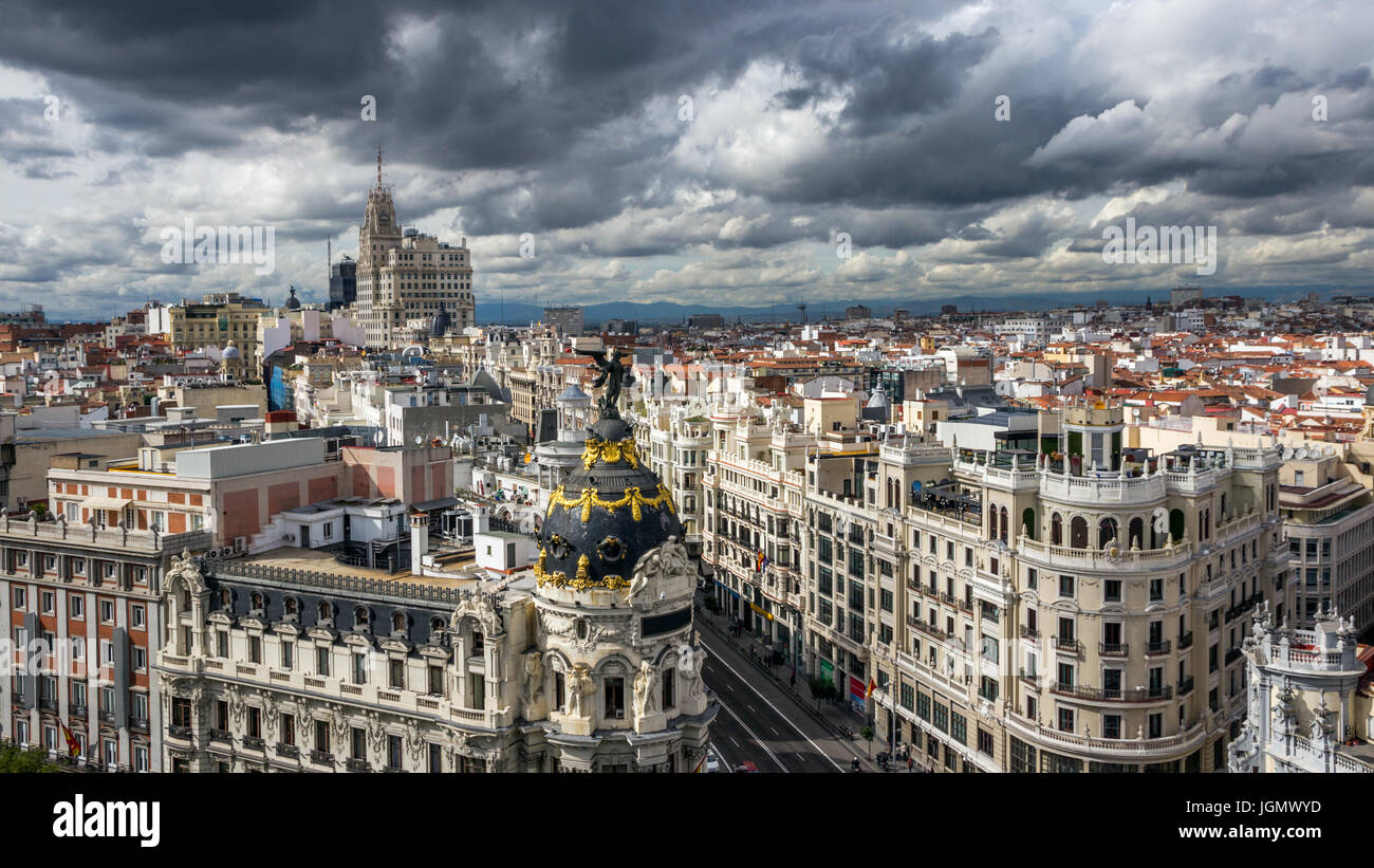 Panoramablick an der Gran Via, der wichtigsten Einkaufsstraße in Madrid, Spanien. Stockfoto