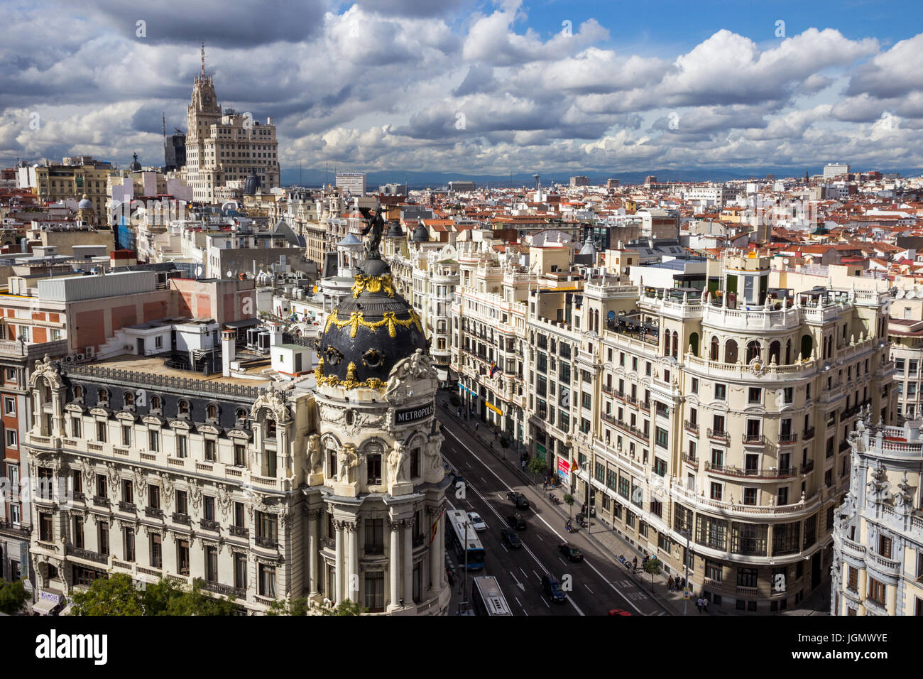 MADRID, Spanien - 10. Oktober 2014: Panoramablick an der Gran Via, der wichtigsten Einkaufsstraße in Madrid, Spanien. Stockfoto