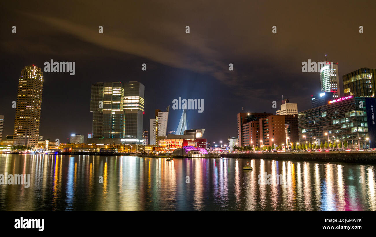 ROTTERDAM, Niederlande - SEP 7, 2013: Kop van Zuid Skyline von Rotterdam in der Nacht. Stockfoto