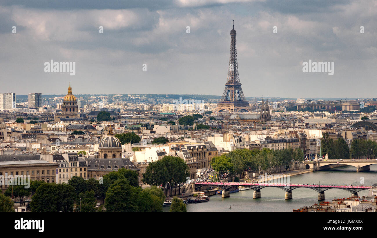 Paris-Skyline-Blick mit dem Eiffelturm und Brücken über den Fluss Seine in der Front. Stockfoto
