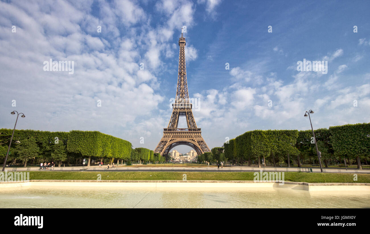 Blick auf den Park in den Eiffelturm in Paris Stockfoto