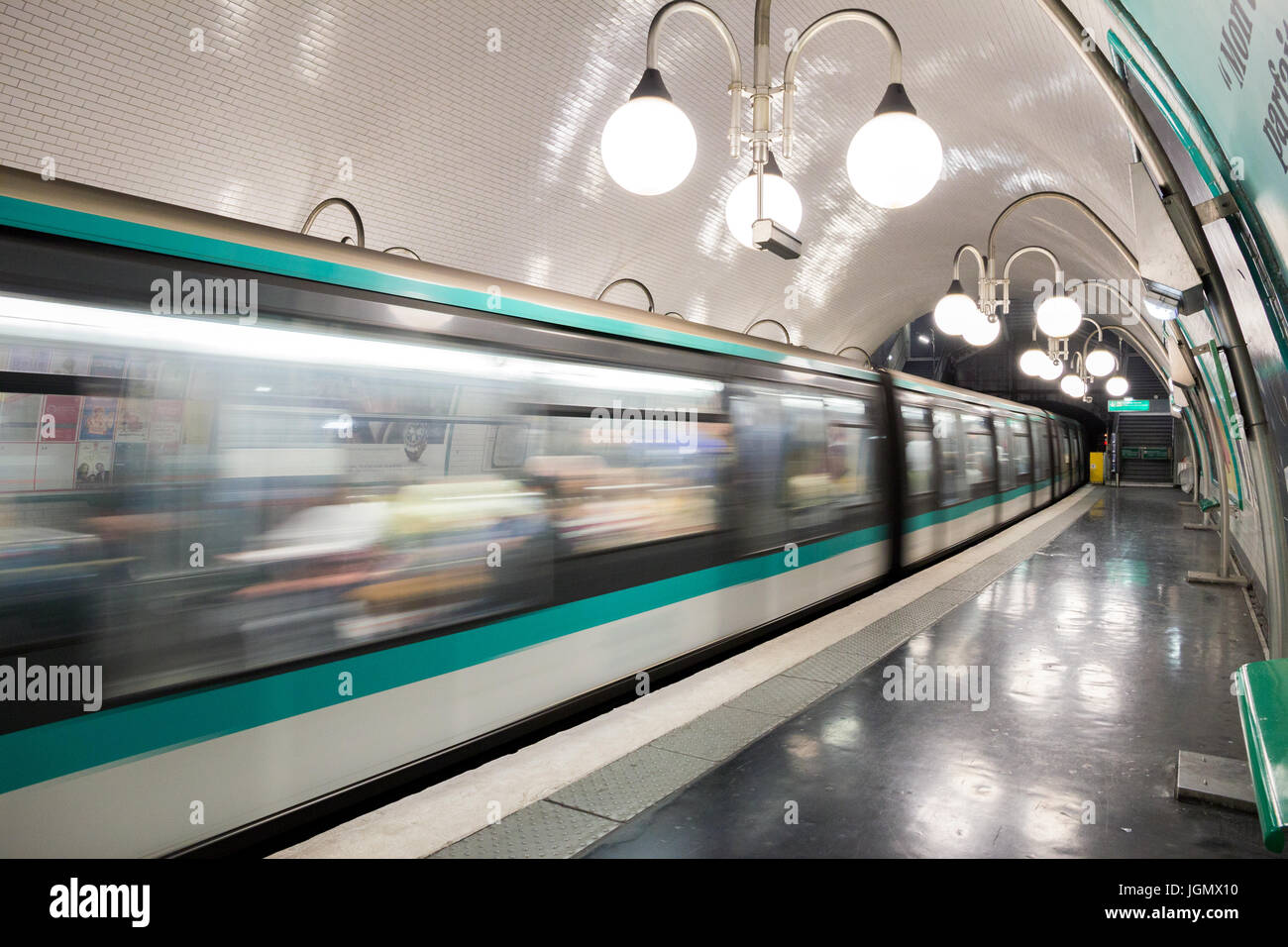 PARIS - 19. Juni 2015: Metro Zug eine Paris Metro-Station. Paris Metro ist das 2. größte u-Bahn-System weltweit durch die Anzahl der Stationen (30 Stockfoto