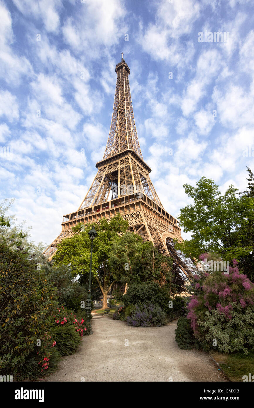 Morgendliche Aussicht auf den Eiffelturm in Paris. Stockfoto