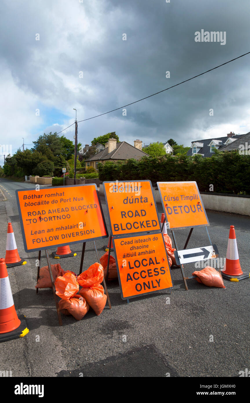 Blockierte Umweg Verkehrszeichen melden Sie Schilder in Englisch und Gälisch. Donegal, Irland Stockfoto