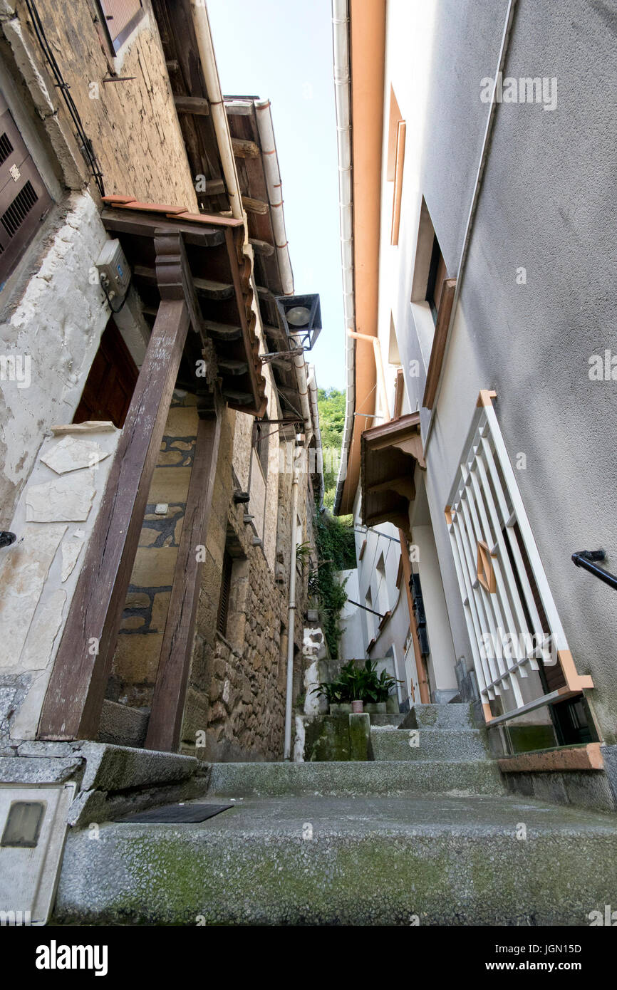 Weitwinkelaufnahme Häuser der alten in einer gemütlichen Gasse in San Juan Dorf - Pasai Donibane (Pasajes, Guipuzcoa, Spanien). Stockfoto