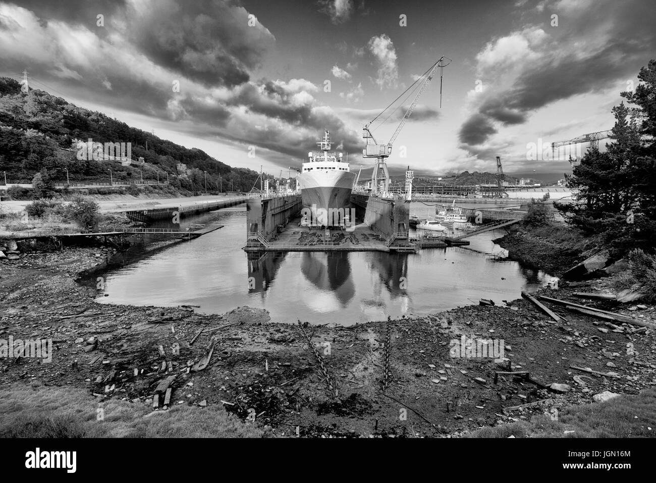 Schwarz / weiß Weitwinkelaufnahme der Werft, die Fertigstellung eines Schiffes (Pasajes, Guipuzcoa, Spanien). Stockfoto