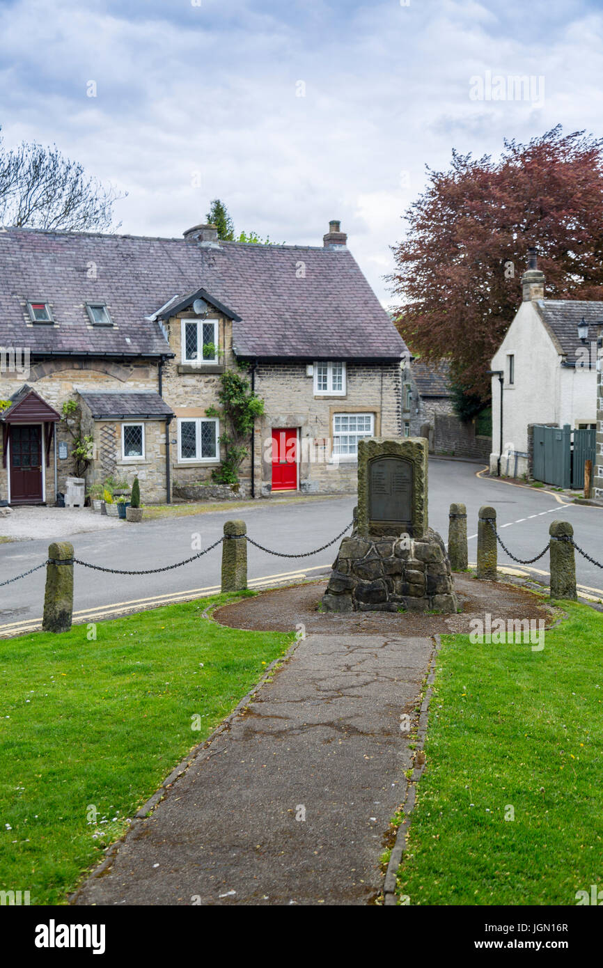 Stein-Bungalows und das Kriegerdenkmal im Zentrum von Castleton, Peak District, Derbyshire, England, UK Stockfoto