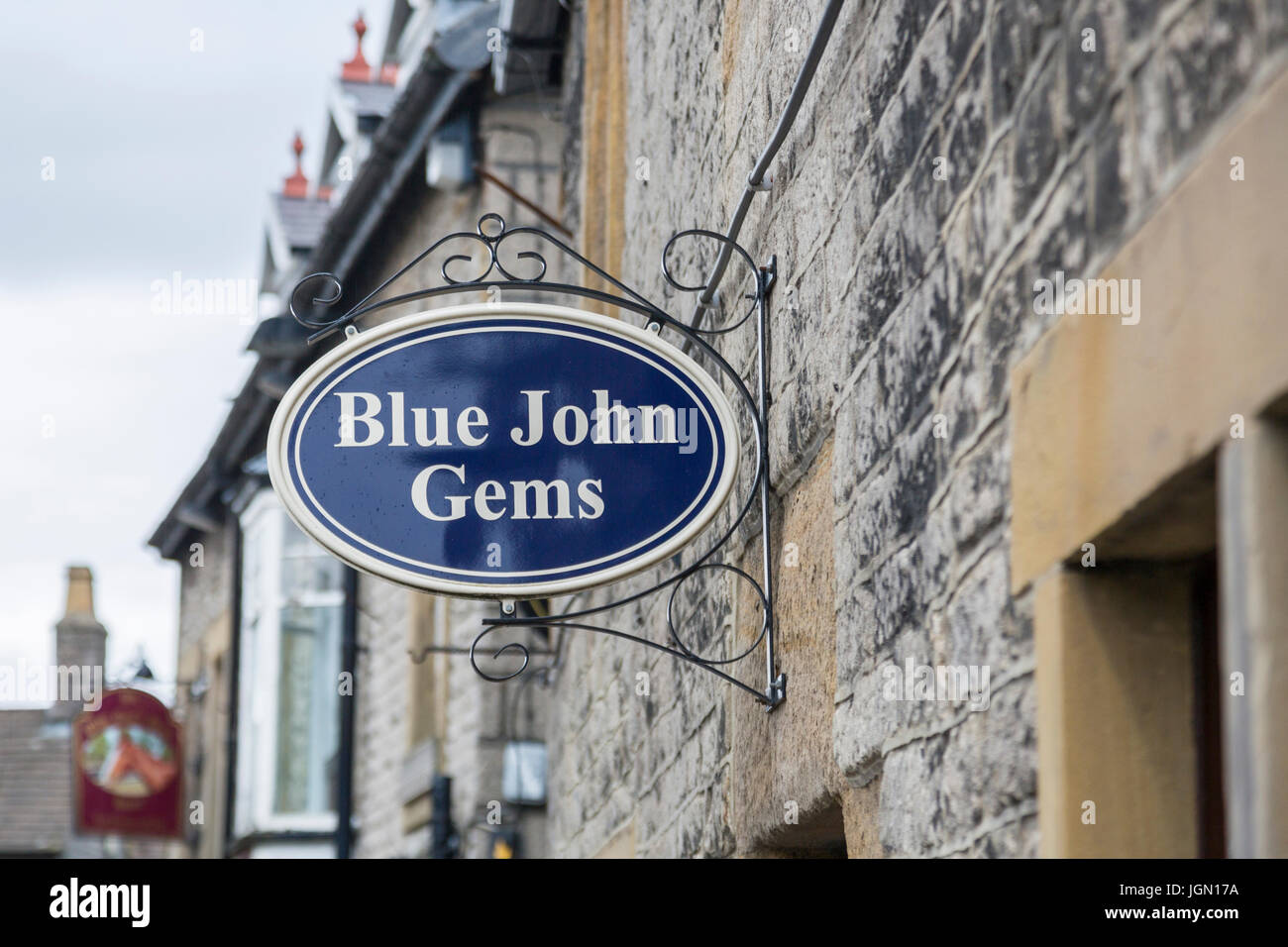 Eines der Schmuck und Handwerk Geschäfte verkaufen die lokalen Blue John Stein in Castleton, Peak District, Derbyshire, England Stockfoto