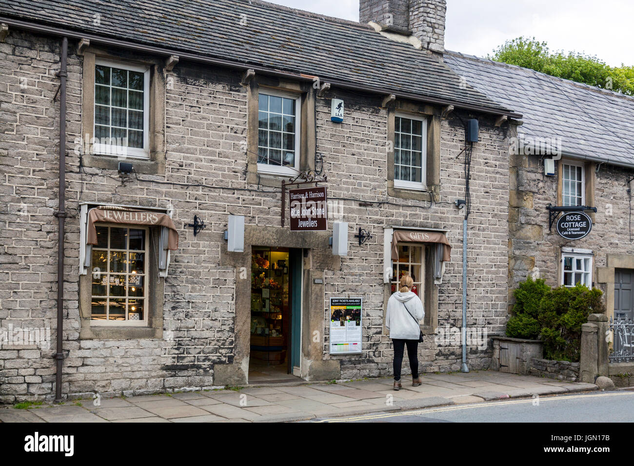 Eines der Schmuck und Handwerk Geschäfte, die Artikel aus der lokalen Blue John Stein in Castleton, Peak District, Derbyshire, England, UK verkauft Stockfoto