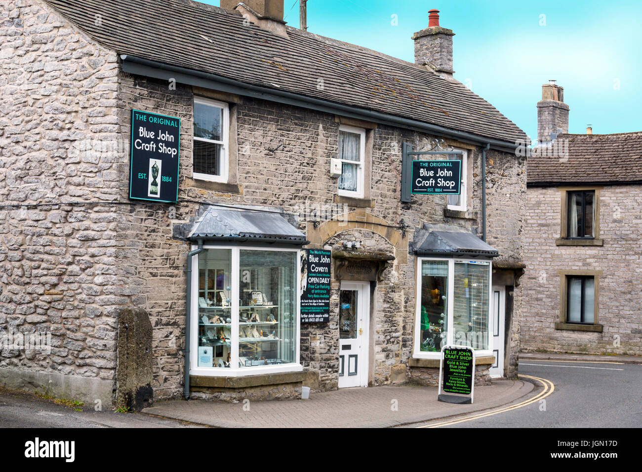 Eines der Schmuck und Handwerk Geschäfte, die Artikel aus der lokalen Blue John Stein in Castleton, Peak District, Derbyshire, England, UK verkauft Stockfoto