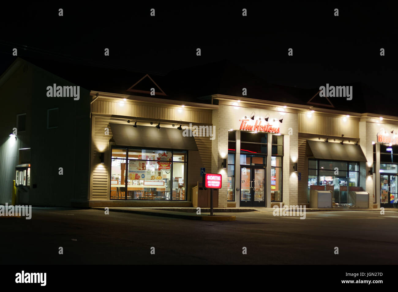 Tim Hortons Café in der Nacht Stockfoto