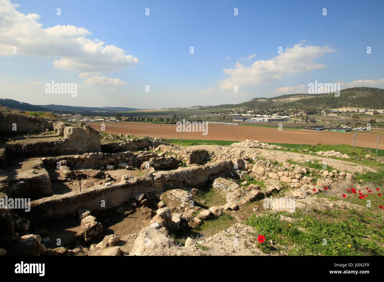Israel, führte, Ausgrabungen im nördlichen Teil von Tel Beth Shemesh ausgesetzt Ruinen aus der israelitischen Zeit, Tal Sorek und Tel Tzor sind im Hintergrund Stockfoto