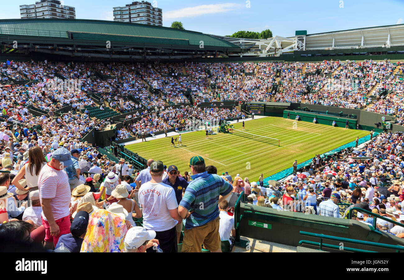 Eine gepackte Court Nr. 1, als Leute zu beobachten eine Übereinstimmung bei den Wimbledon Tennis Weltmeisterschaften 2017, All England Lawn Tennis and Croquet Club, UK Stockfoto